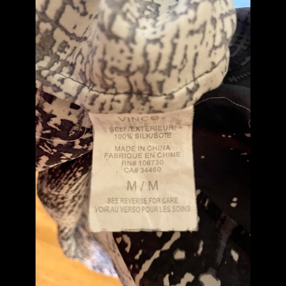 Vince silk v neck tunic top size M gray white modern print short sleeve - Picture 3 of 5